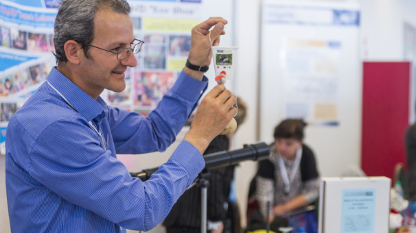Man shows experiment at fair